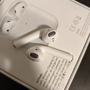 Apple AirPods 2nd Generation WITH WIRELESS CHARGER